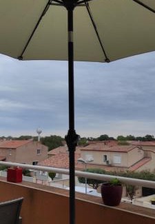 Saint-Esteve Appartement | Appartement avec grande terrasse à 15 mn de la mer