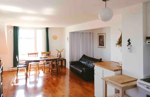 Isle aux Coudres Appartement | Appartement Insulaire Avec vue sur le Fleuve !
