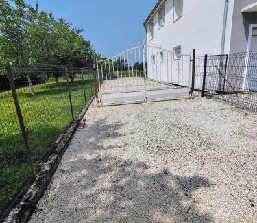Saint-Ambreuil Appartement | Appartement calme avec jardin