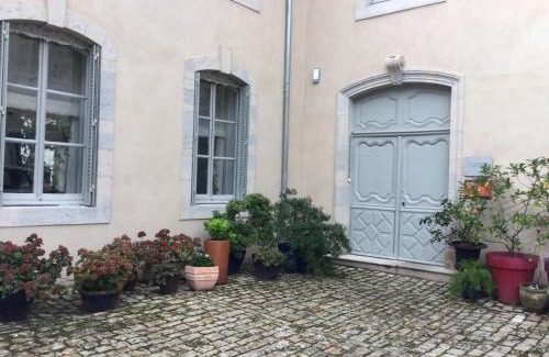 Vesoul Maison | Appartement charmant au cœur de Vesoul avec parking privé - FR-1-583-509