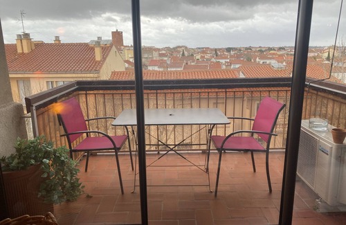 Les Platanes Appartement | Appartement Clim Tout Confort Avec Terrasse et vue sur les Toits de la Ville