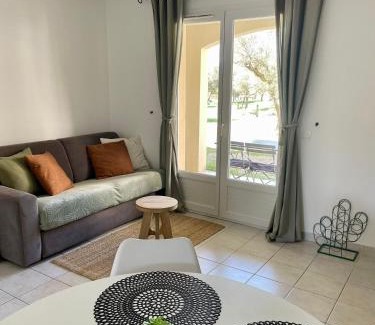 Paradou Appartement | Appartement Climatisé Terrasse et Piscine Le Baptistou