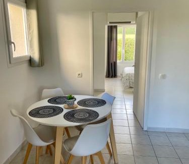 Paradou Appartement | Appartement Climatisé Terrasse et Piscine Le Baptistou