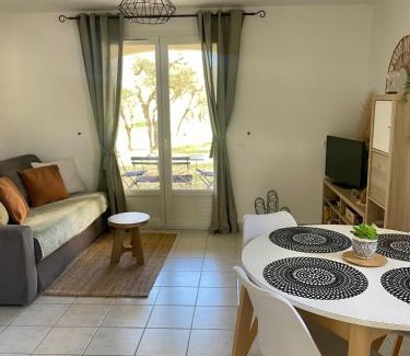 Paradou Appartement | Appartement Climatisé Terrasse et Piscine Le Baptistou