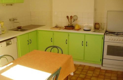 Chataigneraie Cantalienne Appartement | Appartement confortable au cœur de Vitrac - 40 m² - Vue sur jardin