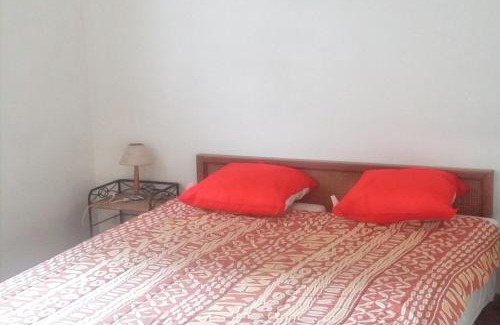 Saint-Cyr-sur-Mer Appartement | Appartement contemporain à Saint-Cyr-sur-Mer avec balcon.