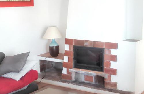 Saint-Cyr-sur-Mer Appartement | Appartement contemporain à Saint-Cyr-sur-Mer avec balcon.