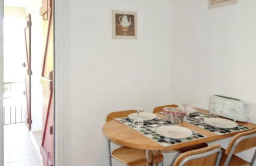 Saint-Cyr-sur-Mer Appartement | Appartement contemporain à Saint-Cyr-sur-Mer avec balcon.