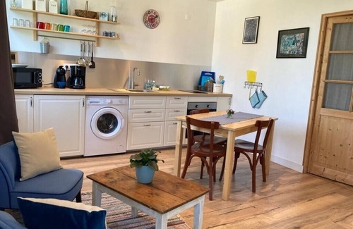 Collonges Appartement | Appartement cosy avec petit jardin et parking