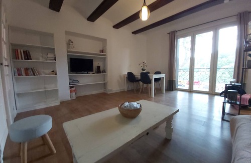 Laroque Appartement | Appartement Cosy Face à la Rivière et Proche Restaurants, Canoës, Randonnées