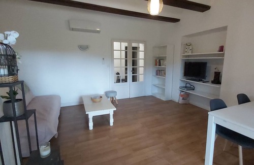Laroque Appartement | Appartement Cosy Face à la Rivière et Proche Restaurants, Canoës, Randonnées