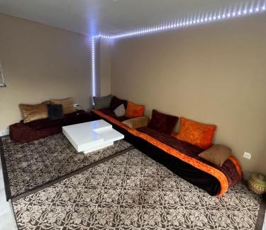 Carmaux Appartement | Appartement Darna - NETFLIX - WIFI - Terrasse avec jacuzzi