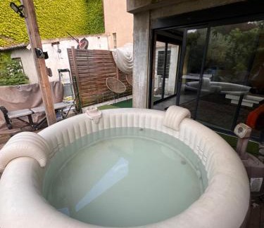 Carmaux Appartement | Appartement Darna - NETFLIX - WIFI - Terrasse avec jacuzzi