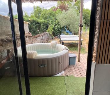 Carmaux Appartement | Appartement Darna - NETFLIX - WIFI - Terrasse avec jacuzzi