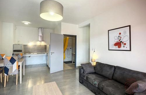 Lamalou-les-Bains Appartement | Appartement F2 PMR, climatisé, avec terrasse et parking privé, au cœur de Lamalou-les-Bains - FR-1-451-194