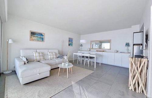 Cap-d'Antibes Appartement | 2 Pièces FRONT DE MER ****,1 chambre, terrasse de 17 m2 sur la plage de la Salis
