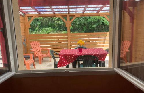 Compreignac Appartement | Appartement indépendant, terrasse couverte, rouge