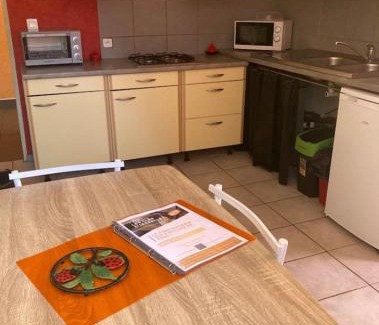 Compreignac Appartement | Appartement indépendant, terrasse couverte, rouge