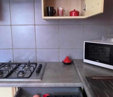 Compreignac Appartement | Appartement indépendant, terrasse couverte, rouge