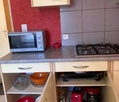 Compreignac Appartement | Appartement indépendant, terrasse couverte, rouge