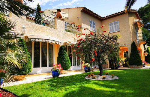 Drap Maison | Appartement indépendant à l'étage dans une villa .