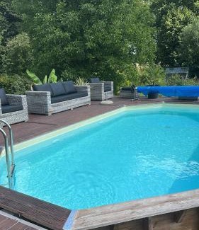 Autre Eglise Maison | Appartement lumineux et chaleureux avec piscine estivale
