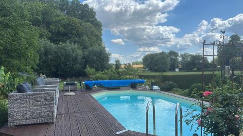 Autre Eglise Maison | Appartement lumineux et chaleureux avec piscine estivale