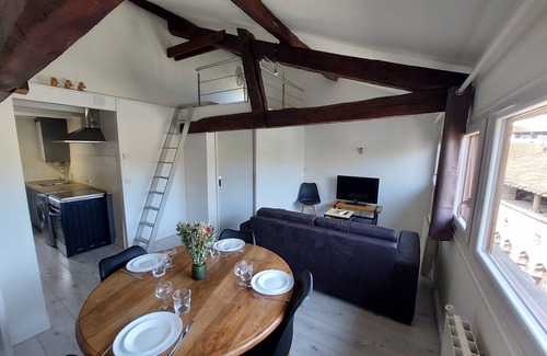 Figeac Appartement | Appartement Lumineux, vue Place Vival