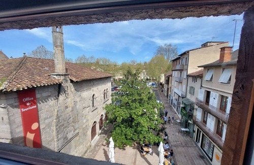 Figeac Appartement | Appartement Lumineux, vue Place Vival