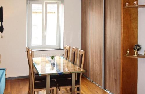 Luxeuil-les-Bains Appartement | Appartement rénové 3 chambres à Luxeuil-les-Bains - FR-1-583-398