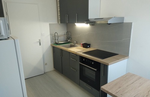 Novel Appartement | Appartement rénové en 2024 dans immeuble résidentiel, dominant, au 11ème étage