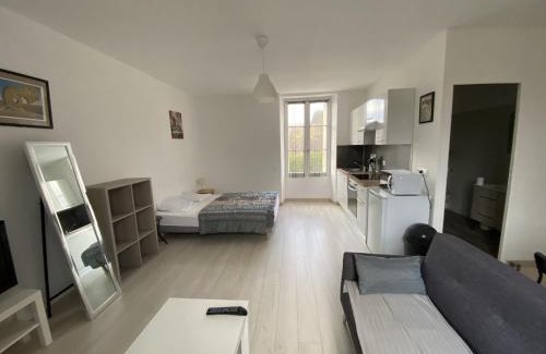 La Roche-Posay Appartement | Appartement Rénové avec Cuisine Américaine et WIFI, Proche des Thermes Saint Roch - FR-1-541-32