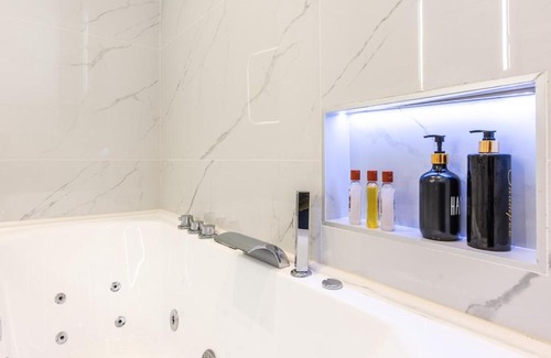 Pere Lachaise Appartement | Appartement Raffiné avec Jacuzzi et AC - 6P