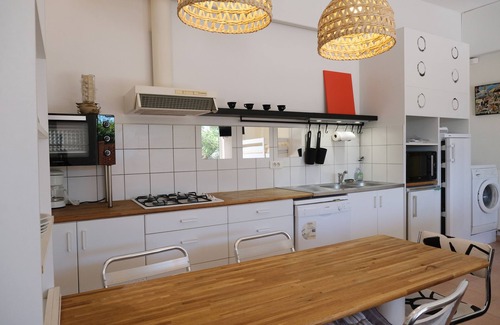 Le Lavandou Appartement | Appartement T2, dans une villa à proximité à pied de commerces, port et plage.