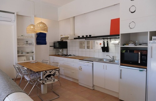 Le Lavandou Appartement | Appartement T2, dans une villa à proximité à pied de commerces, port et plage.