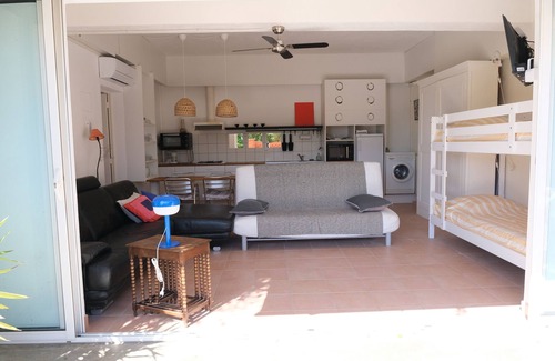 Le Lavandou Appartement | Appartement T2, dans une villa à proximité à pied de commerces, port et plage.