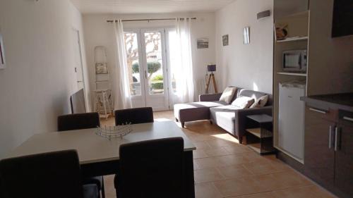 Gruissan Appartement | Appartement spacieux de plein pied avec 2 chambres, cuisine, salon, terrasse à 2 minutes de la plage