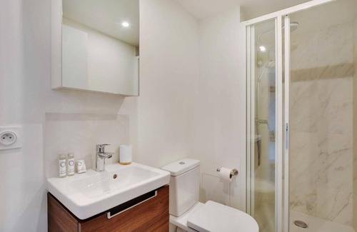 Levallois-Perret Appartement | Appartement Supérieur: two-Bedroom with WiFi & AC Near Paris
