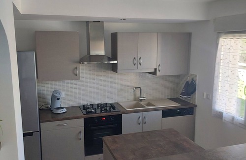Montreal-la-Cluse Appartement | Appartement T3 dans une maison individuelle + parking sécurisé