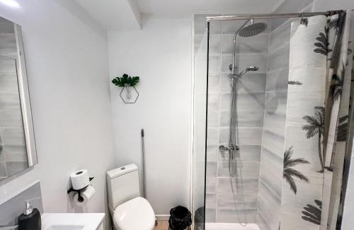 Saint-Assiscle Appartement | Appartements Confortables - Gare à 5 min pied - 20min de la plage - Terrasse