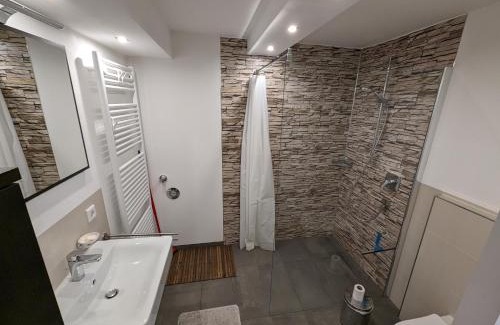 Freystadt Appartement | Appartment in der Auszeitoase Freystadt - 2 Zimmer, Billard, Sauna, Terrasse, Garten, Ladestation, nahe an Messe Nürnberg