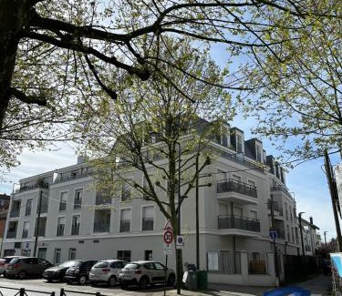 Sannois Appartement | Appartment - Sannois Station- 20 min to Paris