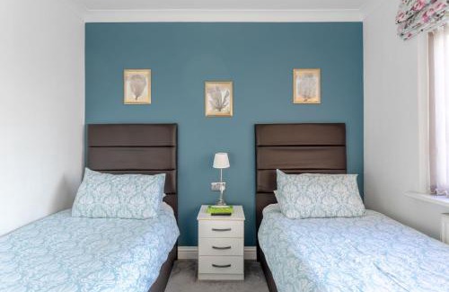 Queensbury Maison | Apple House Wembley Twin Room shared bathroom