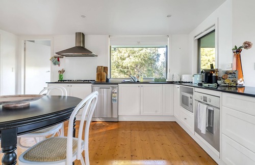 Robertson Cottage | Applegarth Cottage - Cozy Little Slice of Robertson w/ Fascinating History