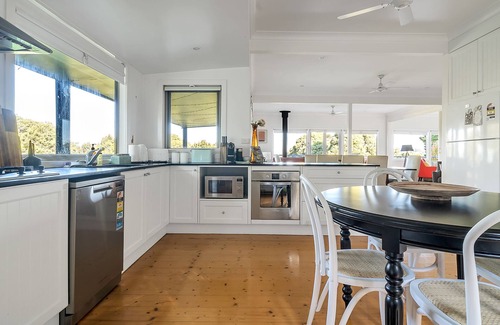 Robertson Cottage | Applegarth Cottage - Cozy Little Slice of Robertson w/ Fascinating History