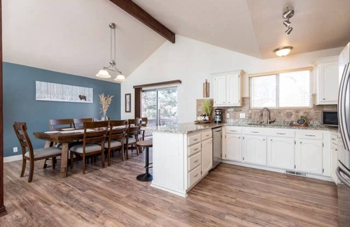 Sandy Maison | Apres Abode Ski Retreat w/Hot Tub & Games