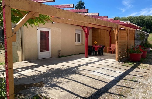 Compreignac Appartement | Apt indépendant mauve /terrasse /parking/5 km des activités du lac de ST PARDOUX