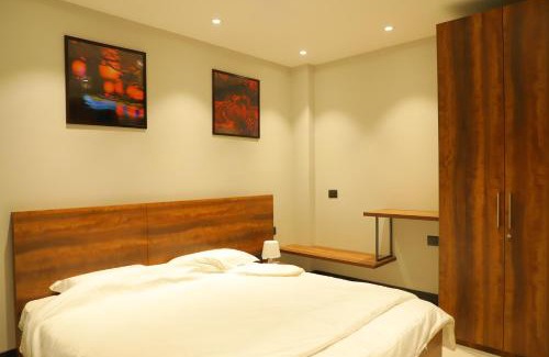 Lajpat Nagar Appartement | Apt# ONE-FOUR-TWO - with Lift - High Speed Wifi - Smart TV