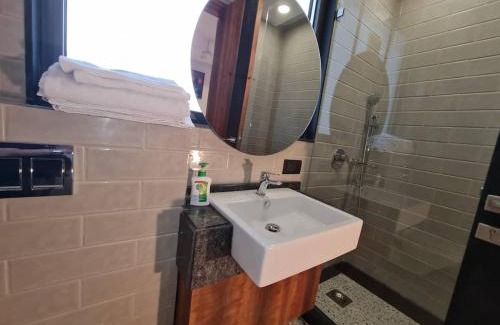 Lajpat Nagar Appartement | Apt# ONE-FOUR-TWO - with Lift - High Speed Wifi - Smart TV