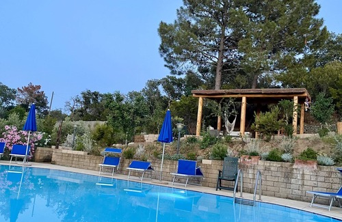 Naregno Appartement | 5 appartements de deux et trois chambres (4 à 7 lits) avec piscine privée près de la plage